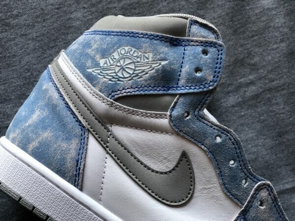 Nike Air Jordan 1 Hyper Royal