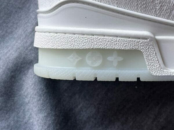 85E4CAC7-8DA1-43C2-BAB1-9B6EC8A23212 Louis Vuitton White Trainers